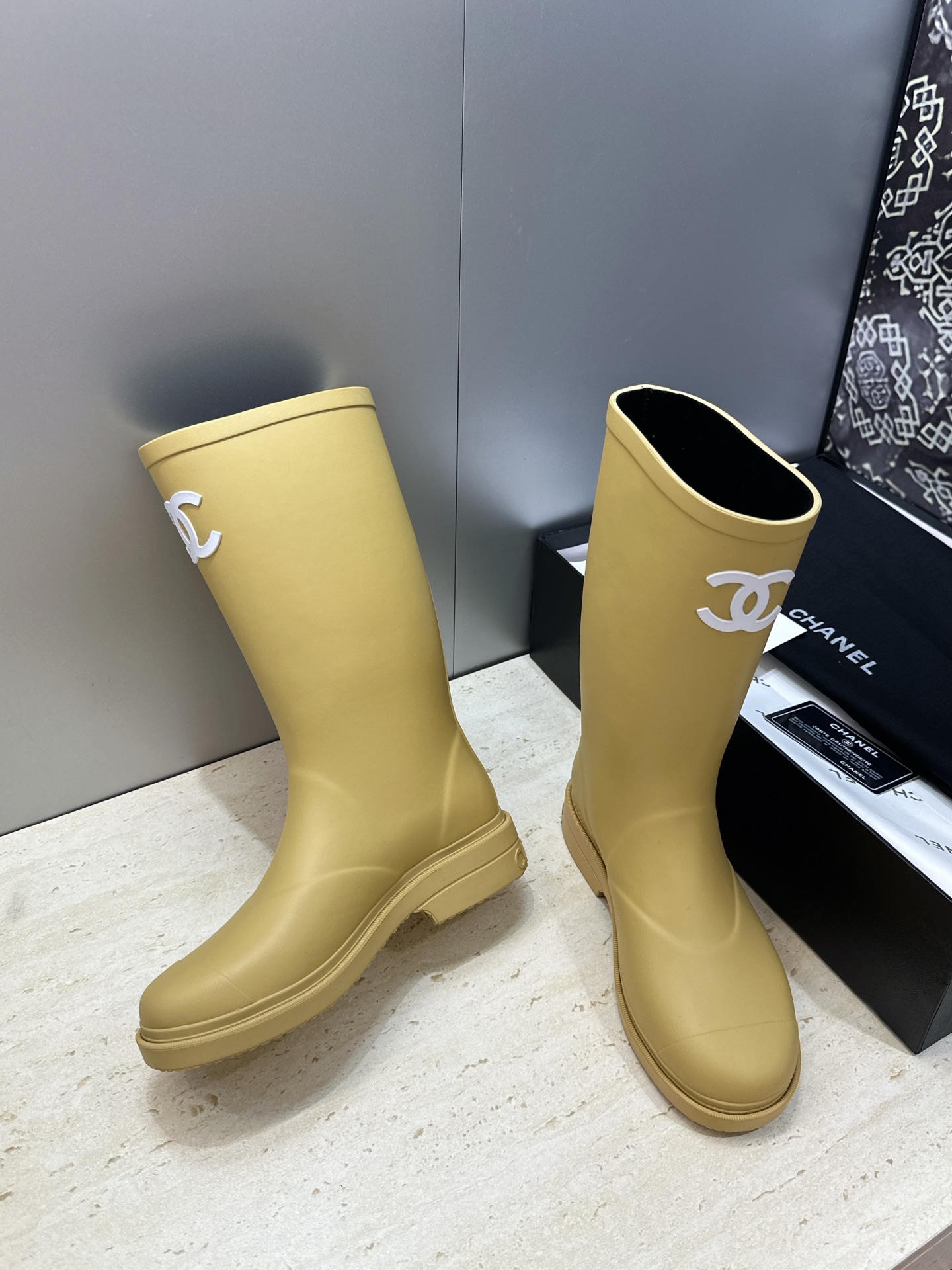 CHANEL 香奈儿春秋经典款时尚果冻色高筒女雨靴 小香双C字母logo厚底圆头低跟一脚蹬拼色机车骑士长靴 材质:鞋 CHANEL 香奈儿春秋经典款时尚果冻色高筒女雨靴 小香双C字母logo厚底圆头低跟一脚蹬拼色机车骑士长靴 材质:鞋
