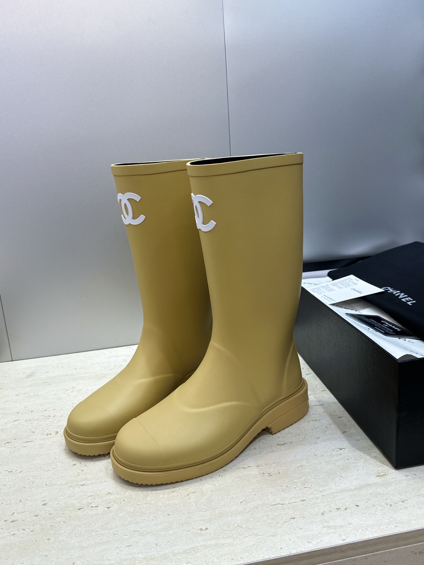 CHANEL 香奈儿春秋经典款时尚果冻色高筒女雨靴 小香双C字母logo厚底圆头低跟一脚蹬拼色机车骑士长靴 材质:鞋 CHANEL 香奈儿春秋经典款时尚果冻色高筒女雨靴 小香双C字母logo厚底圆头低跟一脚蹬拼色机车骑士长靴 材质:鞋