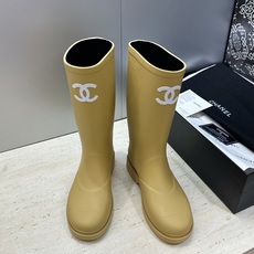 CHANEL 香奈儿春秋经典款时尚果冻色高筒女雨靴 小香双C字母logo厚底圆头低跟一脚蹬拼色机车骑士长靴 材质:鞋 CHANEL 香奈儿春秋经典款时尚果冻色高筒女雨靴 小香双C字母logo厚底圆头低跟一脚蹬拼色机车骑士长靴 材质:鞋