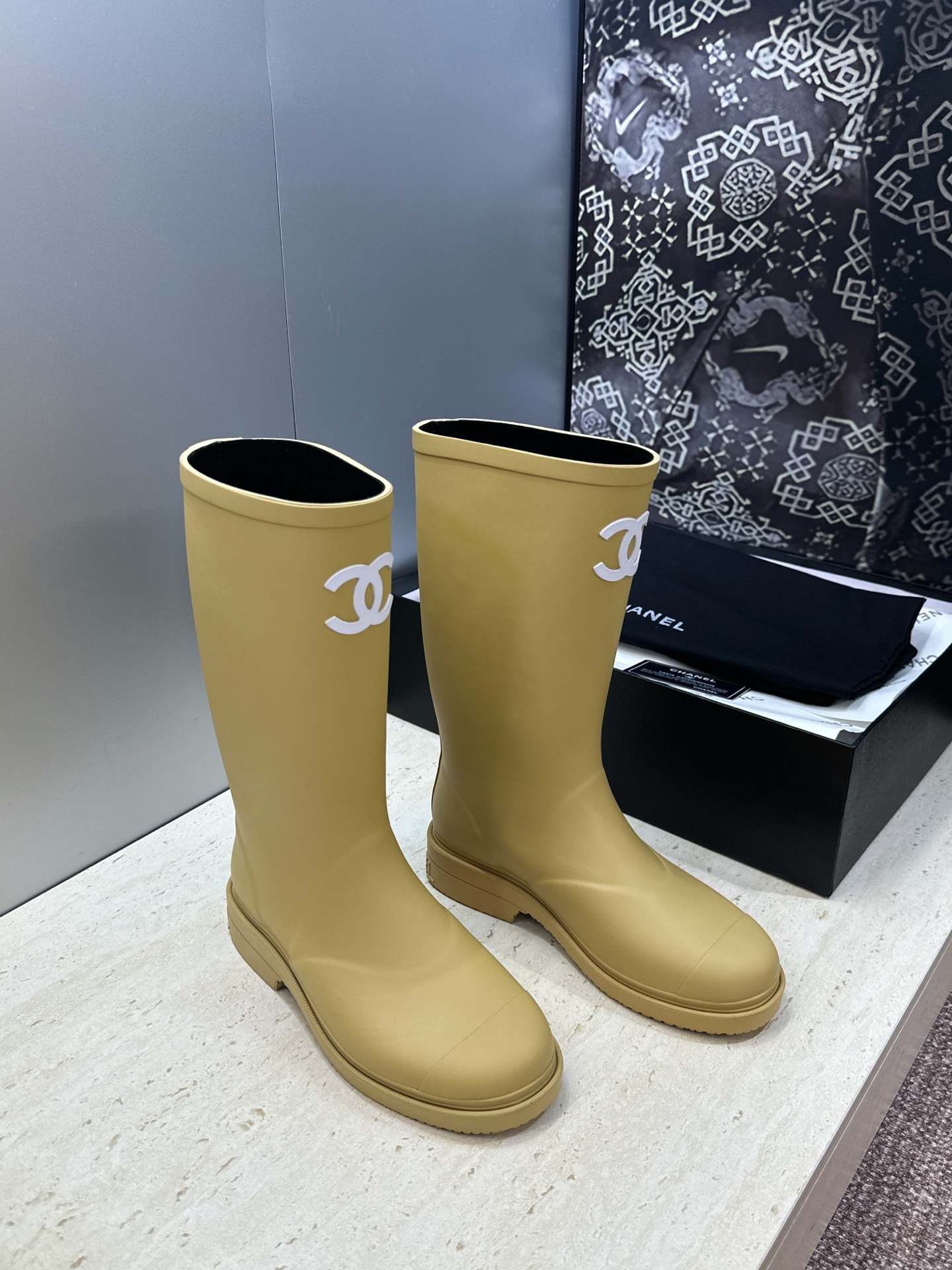 CHANEL 香奈儿春秋经典款时尚果冻色高筒女雨靴 小香双C字母logo厚底圆头低跟一脚蹬拼色机车骑士长靴 材质:鞋 CHANEL 香奈儿春秋经典款时尚果冻色高筒女雨靴 小香双C字母logo厚底圆头低跟一脚蹬拼色机车骑士长靴 材质:鞋