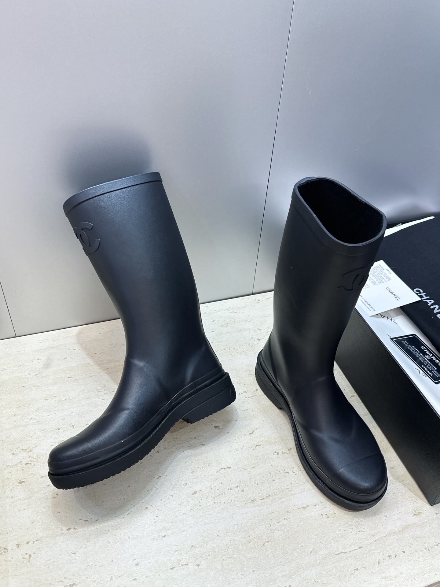 CHANEL 香奈儿春秋经典款时尚果冻色高筒女雨靴 小香双C字母logo厚底圆头低跟一脚蹬拼色机车骑士长靴 材质:鞋 CHANEL 香奈儿春秋经典款时尚果冻色高筒女雨靴 小香双C字母logo厚底圆头低跟一脚蹬拼色机车骑士长靴 材质:鞋