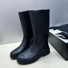 CHANEL 香奈儿春秋经典款时尚果冻色高筒女雨靴 小香双C字母logo厚底圆头低跟一脚蹬拼色机车骑士长靴 材质:鞋 CHANEL 香奈儿春秋经典款时尚果冻色高筒女雨靴 小香双C字母logo厚底圆头低跟一脚蹬拼色机车骑士长靴 材质:鞋