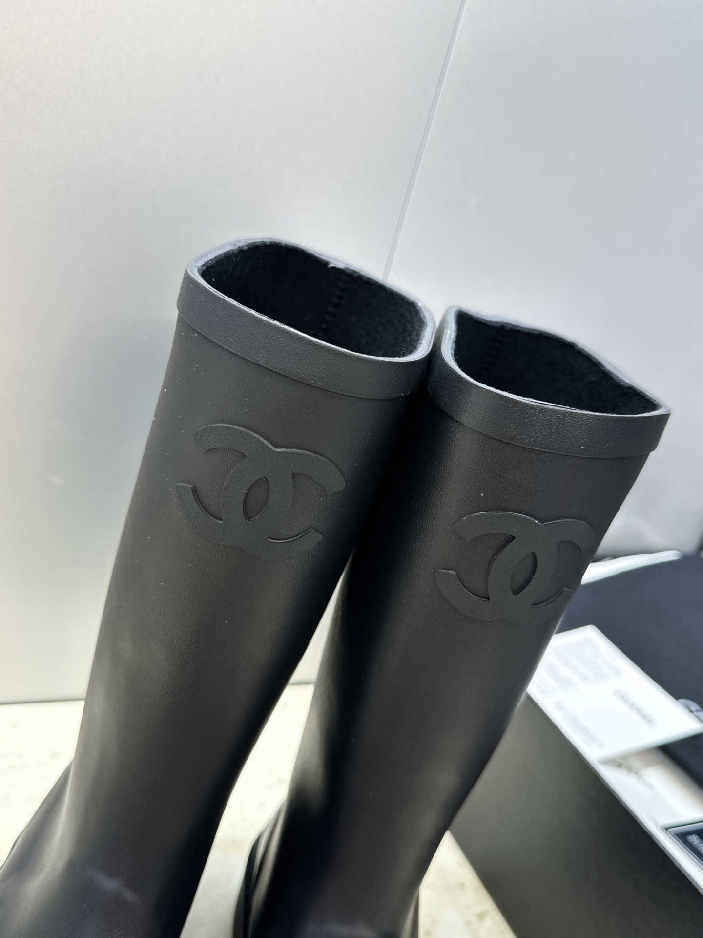 CHANEL 香奈儿春秋经典款时尚果冻色高筒女雨靴 小香双C字母logo厚底圆头低跟一脚蹬拼色机车骑士长靴 材质:鞋 CHANEL 香奈儿春秋经典款时尚果冻色高筒女雨靴 小香双C字母logo厚底圆头低跟一脚蹬拼色机车骑士长靴 材质:鞋