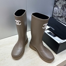 CHANEL 香奈儿春秋经典款时尚果冻色高筒女雨靴 小香双C字母logo厚底圆头低跟一脚蹬拼色机车骑士长靴 材质:鞋 CHANEL 香奈儿春秋经典款时尚果冻色高筒女雨靴 小香双C字母logo厚底圆头低跟一脚蹬拼色机车骑士长靴 材质:鞋