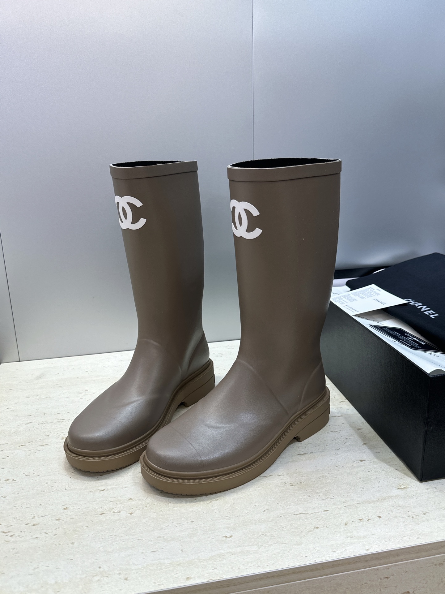 CHANEL 香奈儿春秋经典款时尚果冻色高筒女雨靴 小香双C字母logo厚底圆头低跟一脚蹬拼色机车骑士长靴 材质:鞋 CHANEL 香奈儿春秋经典款时尚果冻色高筒女雨靴 小香双C字母logo厚底圆头低跟一脚蹬拼色机车骑士长靴 材质:鞋
