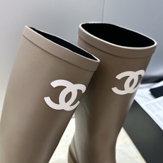 CHANEL 香奈儿春秋经典款时尚果冻色高筒女雨靴 小香双C字母logo厚底圆头低跟一脚蹬拼色机车骑士长靴 材质:鞋 CHANEL 香奈儿春秋经典款时尚果冻色高筒女雨靴 小香双C字母logo厚底圆头低跟一脚蹬拼色机车骑士长靴 材质:鞋