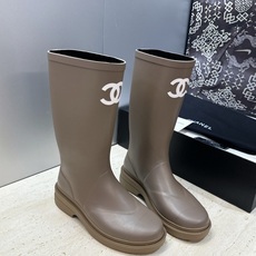 CHANEL 香奈儿春秋经典款时尚果冻色高筒女雨靴 小香双C字母logo厚底圆头低跟一脚蹬拼色机车骑士长靴 材质:鞋 CHANEL 香奈儿春秋经典款时尚果冻色高筒女雨靴 小香双C字母logo厚底圆头低跟一脚蹬拼色机车骑士长靴 材质:鞋