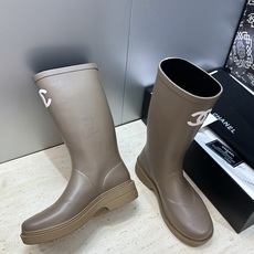 CHANEL 香奈儿春秋经典款时尚果冻色高筒女雨靴 小香双C字母logo厚底圆头低跟一脚蹬拼色机车骑士长靴 材质:鞋 CHANEL 香奈儿春秋经典款时尚果冻色高筒女雨靴 小香双C字母logo厚底圆头低跟一脚蹬拼色机车骑士长靴 材质:鞋
