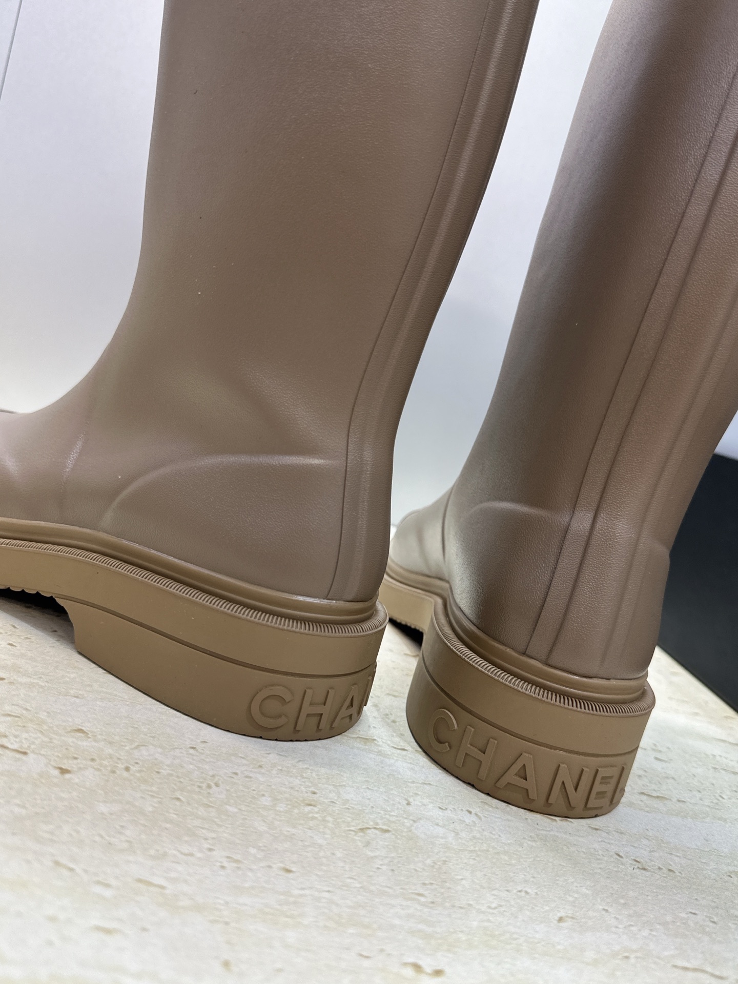 CHANEL 香奈儿春秋经典款时尚果冻色高筒女雨靴 小香双C字母logo厚底圆头低跟一脚蹬拼色机车骑士长靴 材质:鞋 CHANEL 香奈儿春秋经典款时尚果冻色高筒女雨靴 小香双C字母logo厚底圆头低跟一脚蹬拼色机车骑士长靴 材质:鞋