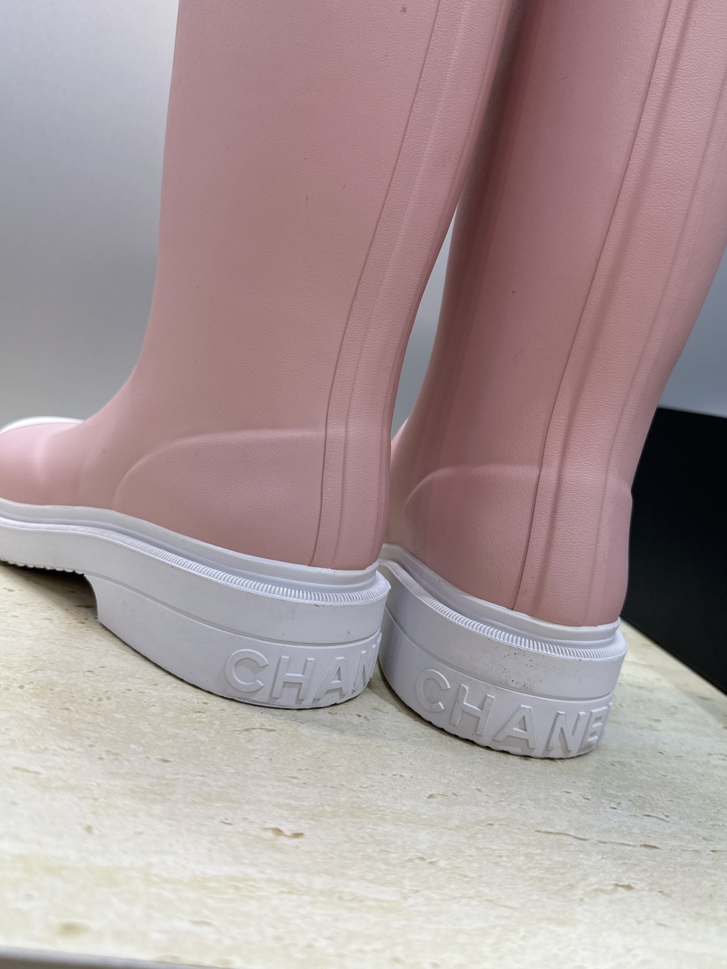 CHANEL 香奈儿春秋经典款时尚果冻色高筒女雨靴 小香双C字母logo厚底圆头低跟一脚蹬拼色机车骑士长靴 材质:鞋 CHANEL 香奈儿春秋经典款时尚果冻色高筒女雨靴 小香双C字母logo厚底圆头低跟一脚蹬拼色机车骑士长靴 材质:鞋