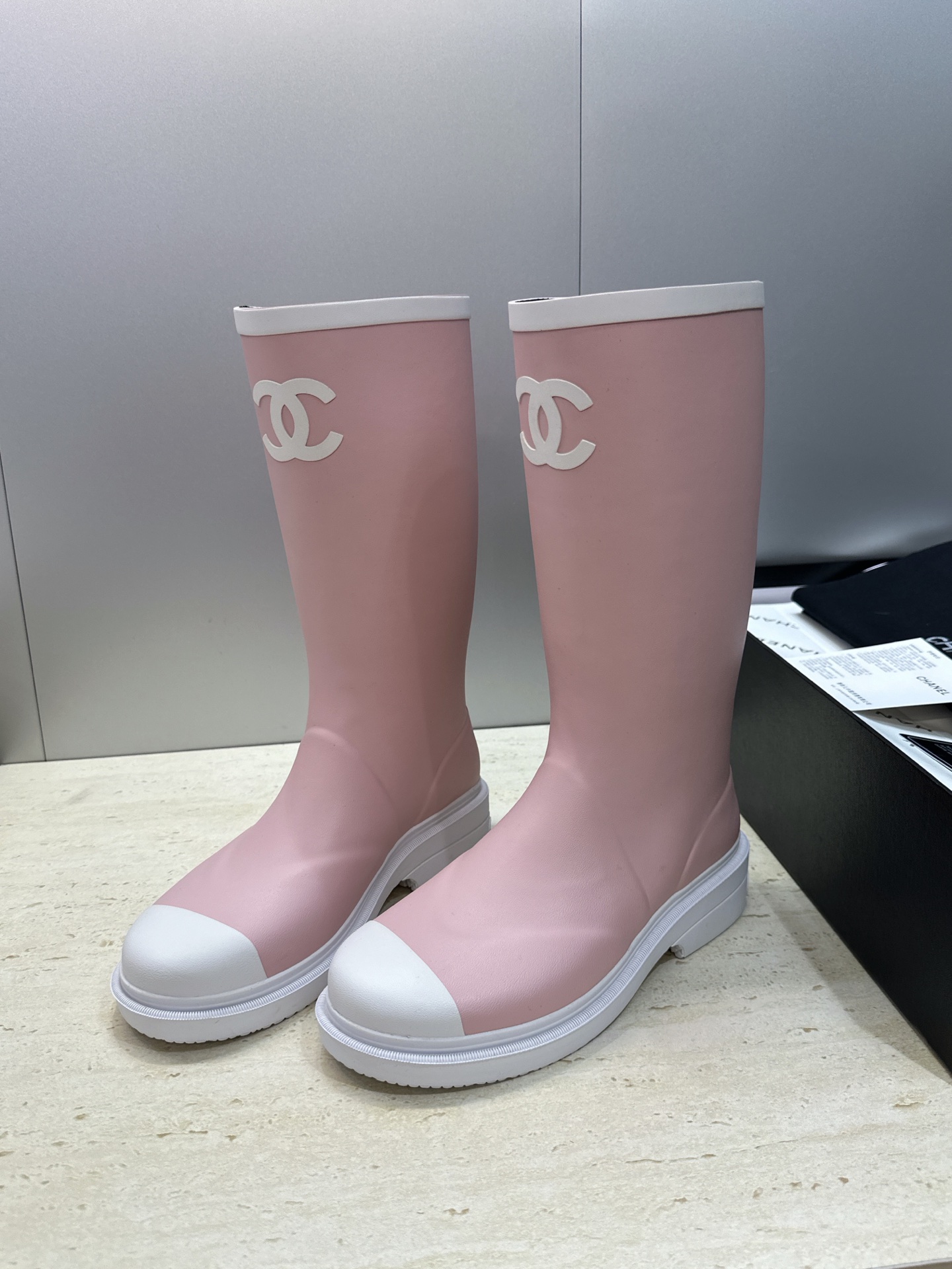 CHANEL 香奈儿春秋经典款时尚果冻色高筒女雨靴 小香双C字母logo厚底圆头低跟一脚蹬拼色机车骑士长靴 材质:鞋 CHANEL 香奈儿春秋经典款时尚果冻色高筒女雨靴 小香双C字母logo厚底圆头低跟一脚蹬拼色机车骑士长靴 材质:鞋