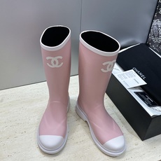 CHANEL 香奈儿春秋经典款时尚果冻色高筒女雨靴 小香双C字母logo厚底圆头低跟一脚蹬拼色机车骑士长靴 材质:鞋 CHANEL 香奈儿春秋经典款时尚果冻色高筒女雨靴 小香双C字母logo厚底圆头低跟一脚蹬拼色机车骑士长靴 材质:鞋