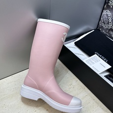CHANEL 香奈儿春秋经典款时尚果冻色高筒女雨靴 小香双C字母logo厚底圆头低跟一脚蹬拼色机车骑士长靴 材质:鞋 CHANEL 香奈儿春秋经典款时尚果冻色高筒女雨靴 小香双C字母logo厚底圆头低跟一脚蹬拼色机车骑士长靴 材质:鞋