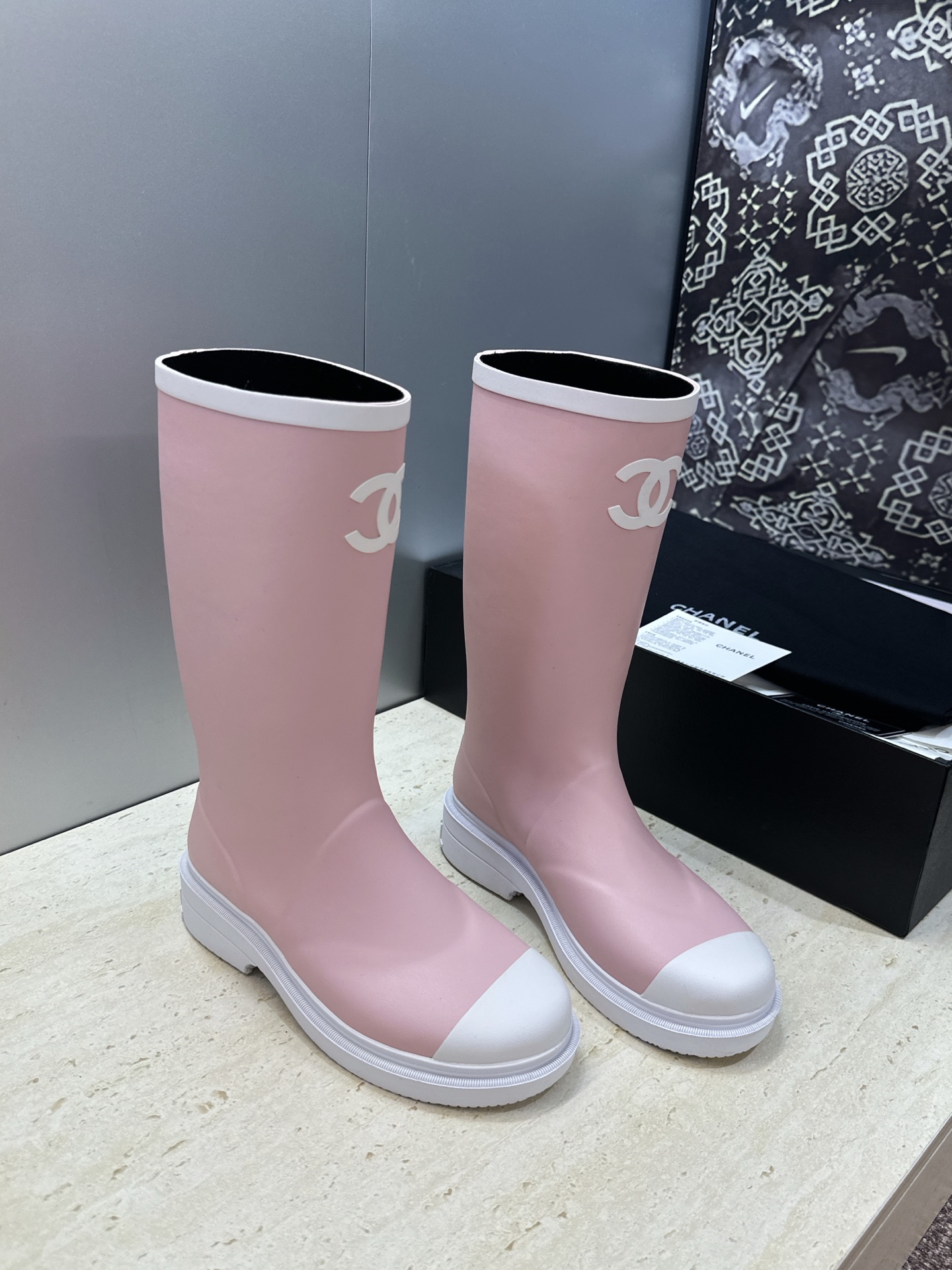 CHANEL 香奈儿春秋经典款时尚果冻色高筒女雨靴 小香双C字母logo厚底圆头低跟一脚蹬拼色机车骑士长靴 材质:鞋 CHANEL 香奈儿春秋经典款时尚果冻色高筒女雨靴 小香双C字母logo厚底圆头低跟一脚蹬拼色机车骑士长靴 材质:鞋