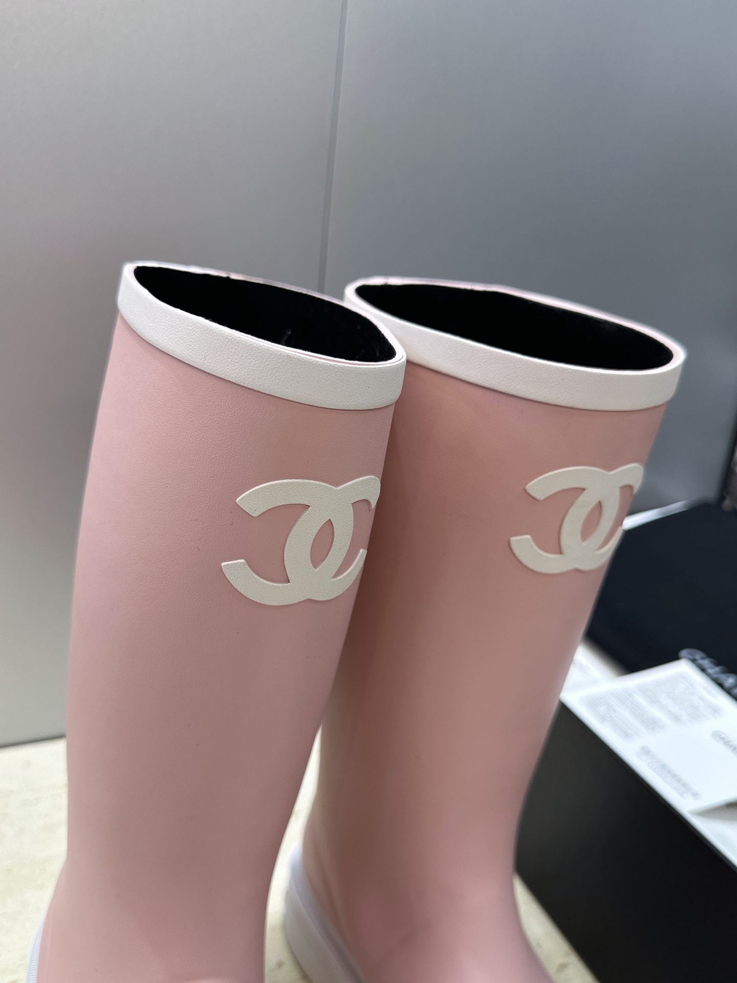 CHANEL 香奈儿春秋经典款时尚果冻色高筒女雨靴 小香双C字母logo厚底圆头低跟一脚蹬拼色机车骑士长靴 材质:鞋 CHANEL 香奈儿春秋经典款时尚果冻色高筒女雨靴 小香双C字母logo厚底圆头低跟一脚蹬拼色机车骑士长靴 材质:鞋