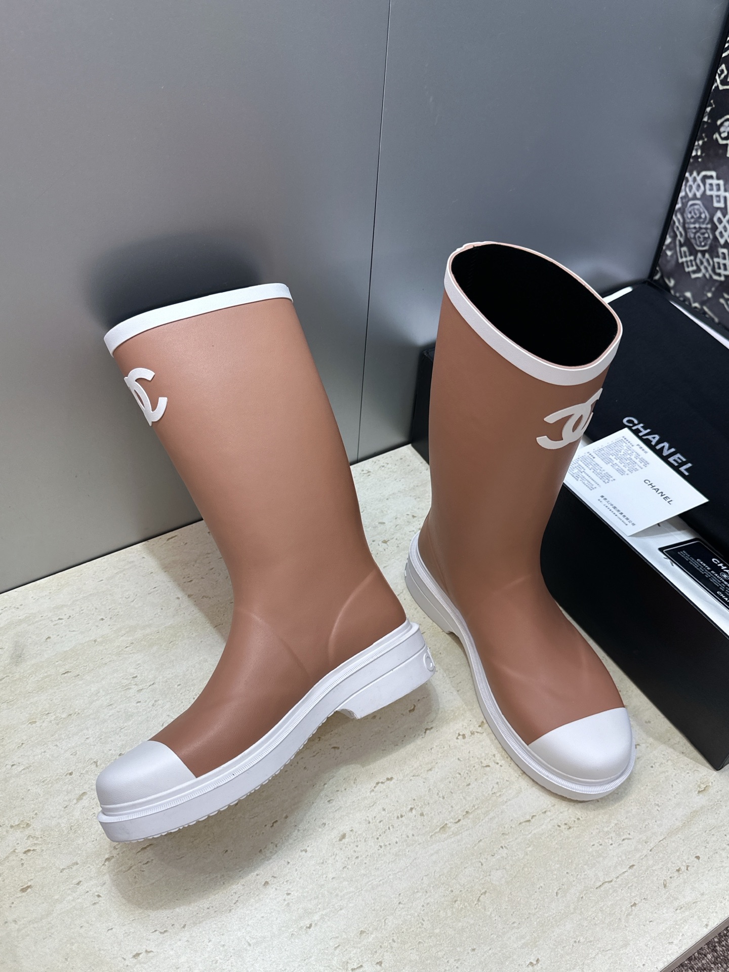 CHANEL 香奈儿春秋经典款时尚果冻色高筒女雨靴 小香双C字母logo厚底圆头低跟一脚蹬拼色机车骑士长靴 材质:鞋 CHANEL 香奈儿春秋经典款时尚果冻色高筒女雨靴 小香双C字母logo厚底圆头低跟一脚蹬拼色机车骑士长靴 材质:鞋