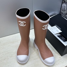 CHANEL 香奈儿春秋经典款时尚果冻色高筒女雨靴 小香双C字母logo厚底圆头低跟一脚蹬拼色机车骑士长靴 材质:鞋 CHANEL 香奈儿春秋经典款时尚果冻色高筒女雨靴 小香双C字母logo厚底圆头低跟一脚蹬拼色机车骑士长靴 材质:鞋