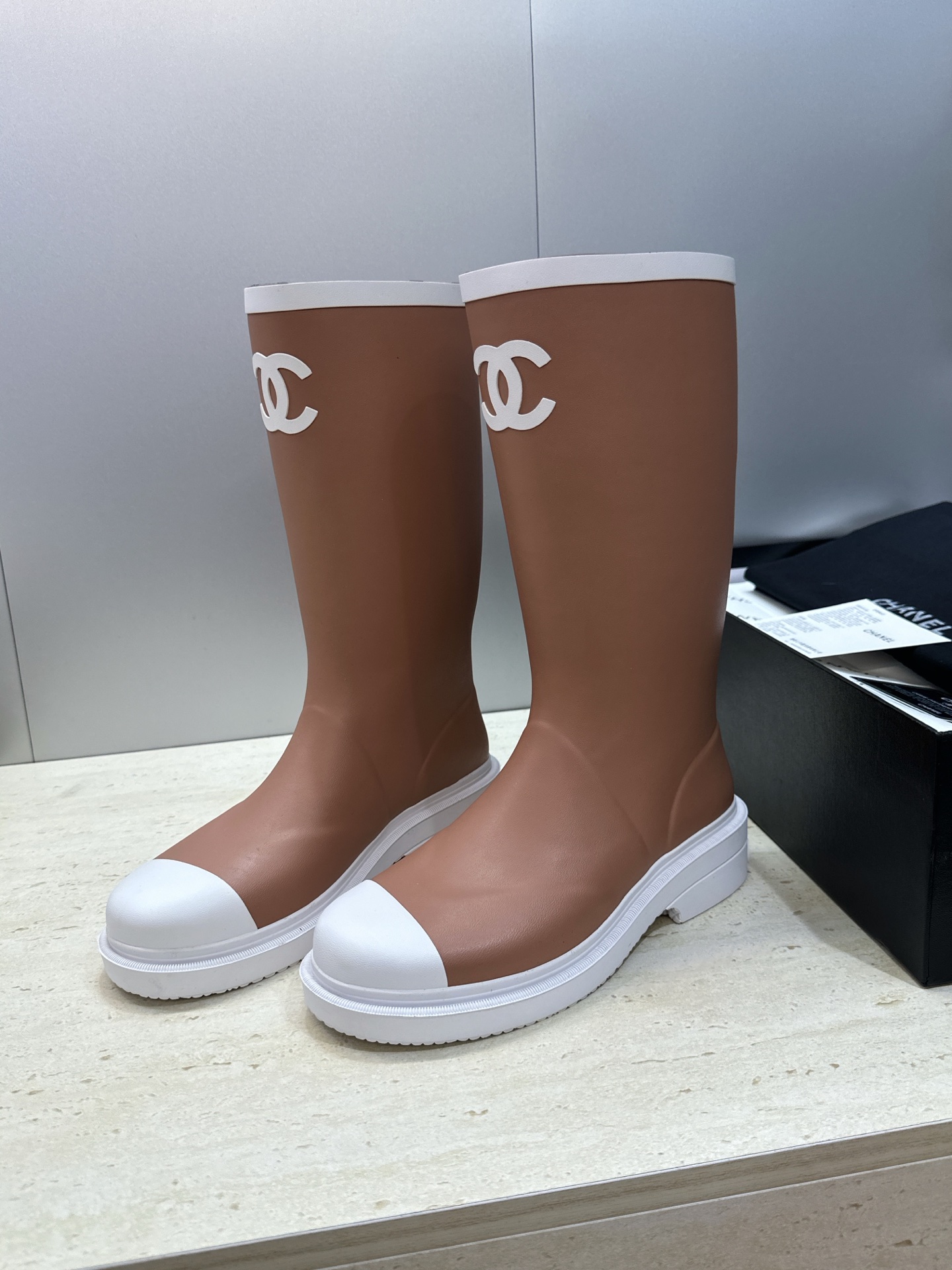 CHANEL 香奈儿春秋经典款时尚果冻色高筒女雨靴 小香双C字母logo厚底圆头低跟一脚蹬拼色机车骑士长靴 材质:鞋 CHANEL 香奈儿春秋经典款时尚果冻色高筒女雨靴 小香双C字母logo厚底圆头低跟一脚蹬拼色机车骑士长靴 材质:鞋