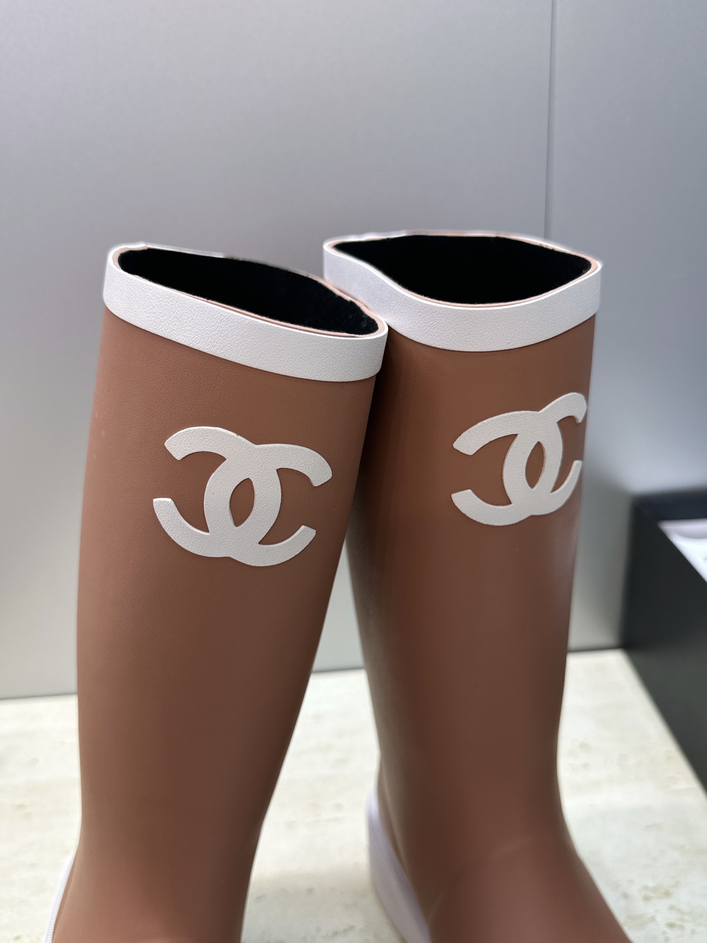 CHANEL 香奈儿春秋经典款时尚果冻色高筒女雨靴 小香双C字母logo厚底圆头低跟一脚蹬拼色机车骑士长靴 材质:鞋 CHANEL 香奈儿春秋经典款时尚果冻色高筒女雨靴 小香双C字母logo厚底圆头低跟一脚蹬拼色机车骑士长靴 材质:鞋