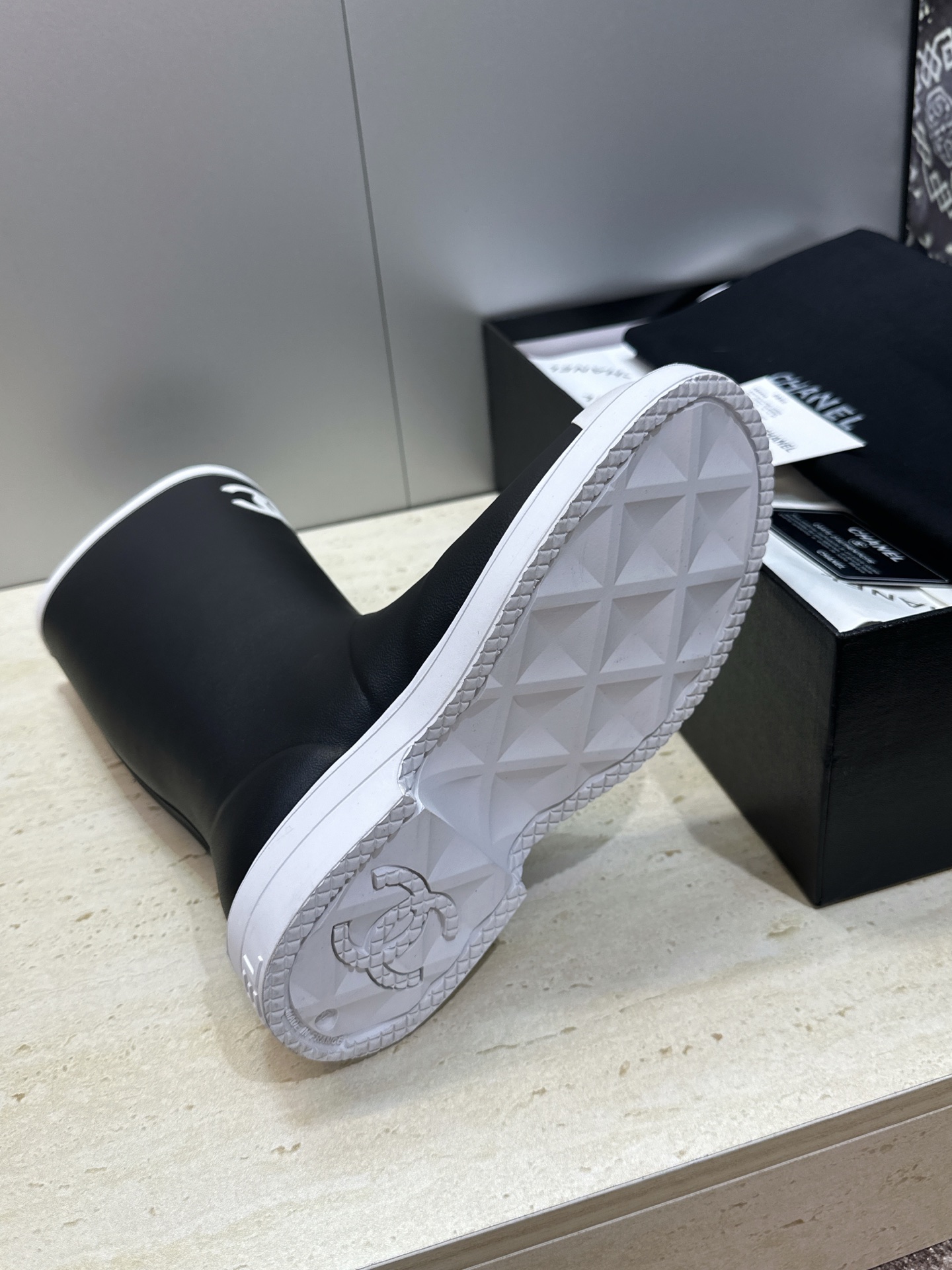CHANEL 香奈儿春秋经典款时尚果冻色高筒女雨靴 小香双C字母logo厚底圆头低跟一脚蹬拼色机车骑士长靴 材质:鞋 CHANEL 香奈儿春秋经典款时尚果冻色高筒女雨靴 小香双C字母logo厚底圆头低跟一脚蹬拼色机车骑士长靴 材质:鞋