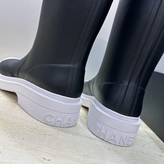 CHANEL 香奈儿春秋经典款时尚果冻色高筒女雨靴 小香双C字母logo厚底圆头低跟一脚蹬拼色机车骑士长靴 材质:鞋 CHANEL 香奈儿春秋经典款时尚果冻色高筒女雨靴 小香双C字母logo厚底圆头低跟一脚蹬拼色机车骑士长靴 材质:鞋
