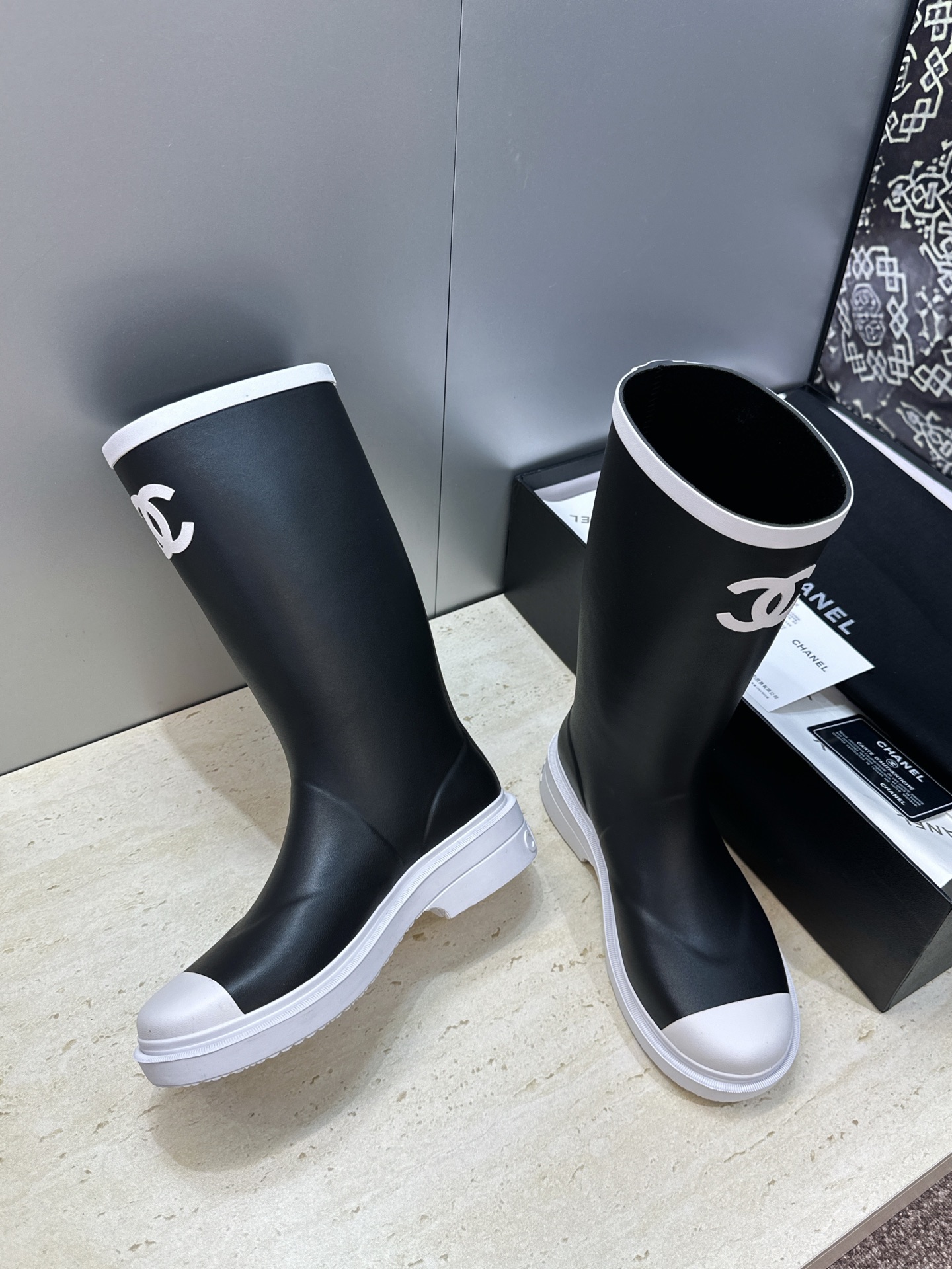 CHANEL 香奈儿春秋经典款时尚果冻色高筒女雨靴 小香双C字母logo厚底圆头低跟一脚蹬拼色机车骑士长靴 材质:鞋 CHANEL 香奈儿春秋经典款时尚果冻色高筒女雨靴 小香双C字母logo厚底圆头低跟一脚蹬拼色机车骑士长靴 材质:鞋