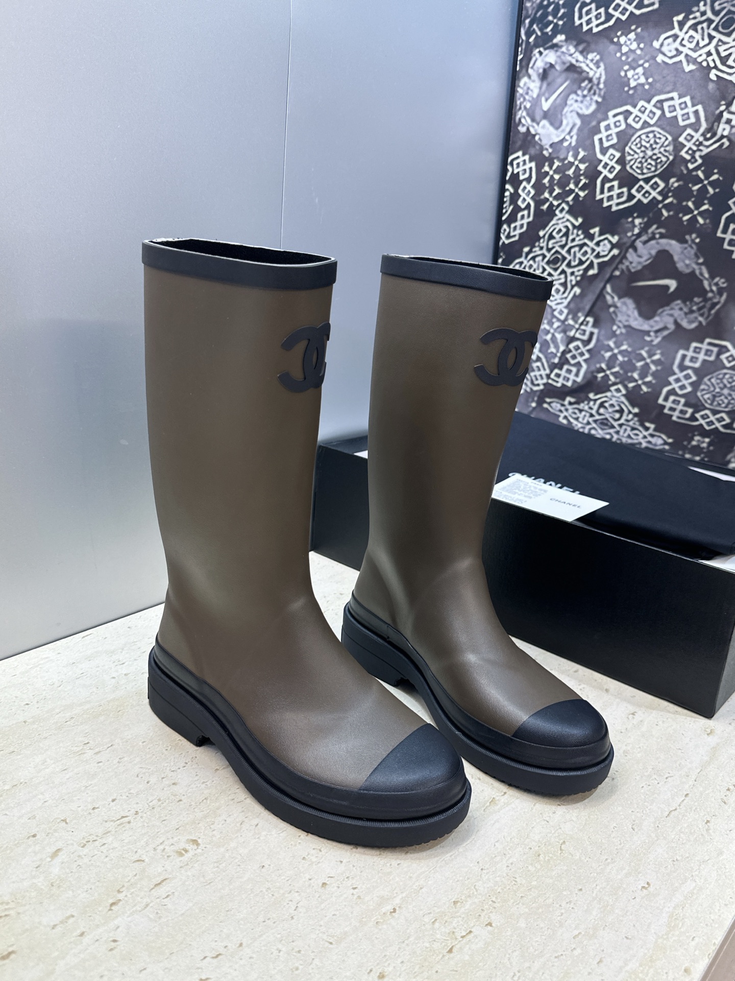 NO:921798,CHANEL Chanel spring and autumn classic fashionable jelly color high-top women's rain boots Xiaoxiang double C letter logo thick-soled round toe low heel one-step color-blocking motorcycle rider boots Material: upper is made of waterproof and wear-resistant natural rubber one-piece vulcanization process + fabric lining + original open-molded non-slip rubber outsole Heel height 3.5CM Size 35-41, boots, chanel, chanel, boots, rain boots19860909CHANEL 香奈儿春秋经典款时尚果冻色高筒女雨靴 小香双C字母logo厚底圆头低跟一脚蹬拼色机车骑士长靴  材质:鞋面采用防水耐磨天然橡胶一体成型硫化工艺+织物内里+原版开模防滑橡胶大底 跟高3.5CM 码数35-41,靴子,chanel,chanel,boots,rain boots,Women's Shoes