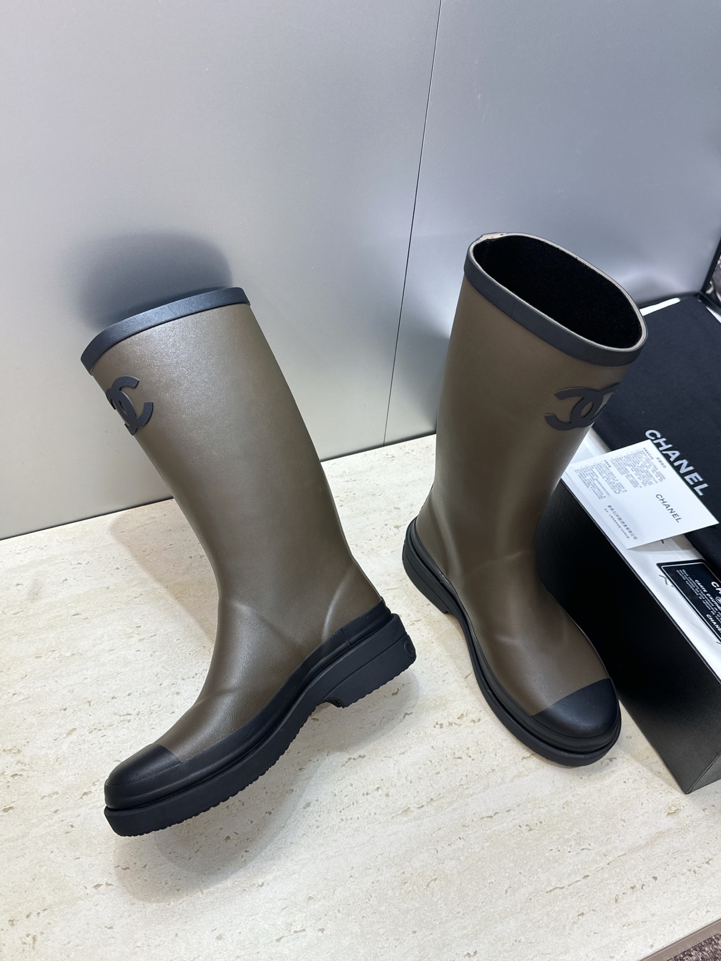 CHANEL 香奈儿春秋经典款时尚果冻色高筒女雨靴 小香双C字母logo厚底圆头低跟一脚蹬拼色机车骑士长靴 材质:鞋 CHANEL 香奈儿春秋经典款时尚果冻色高筒女雨靴 小香双C字母logo厚底圆头低跟一脚蹬拼色机车骑士长靴 材质:鞋