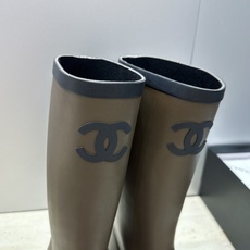 CHANEL 香奈儿春秋经典款时尚果冻色高筒女雨靴 小香双C字母logo厚底圆头低跟一脚蹬拼色机车骑士长靴 材质:鞋 CHANEL 香奈儿春秋经典款时尚果冻色高筒女雨靴 小香双C字母logo厚底圆头低跟一脚蹬拼色机车骑士长靴 材质:鞋