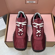 (配全套飞机盒) Miumiu 2026春夏新款时尚拼色休闲女鞋 缪缪字母logo厚底方头系带阿甘运动徳训跑鞋 材质:鞋 (配全套飞机盒) Miumiu 2026春夏新款时尚拼色休闲女鞋 缪缪字母logo厚底方头系带阿甘运动徳训跑鞋 材质:鞋