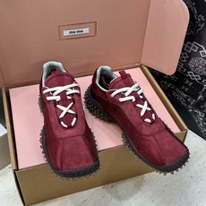 (配全套飞机盒) Miumiu 2026春夏新款时尚拼色休闲女鞋 缪缪字母logo厚底方头系带阿甘运动徳训跑鞋 材质:鞋 (配全套飞机盒) Miumiu 2026春夏新款时尚拼色休闲女鞋 缪缪字母logo厚底方头系带阿甘运动徳训跑鞋 材质:鞋