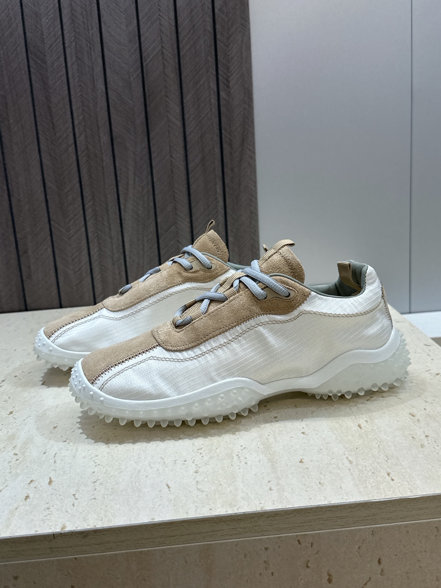 (配全套飞机盒) Miumiu 2026春夏新款时尚拼色休闲女鞋 缪缪字母logo厚底方头系带阿甘运动徳训跑鞋 材质:鞋