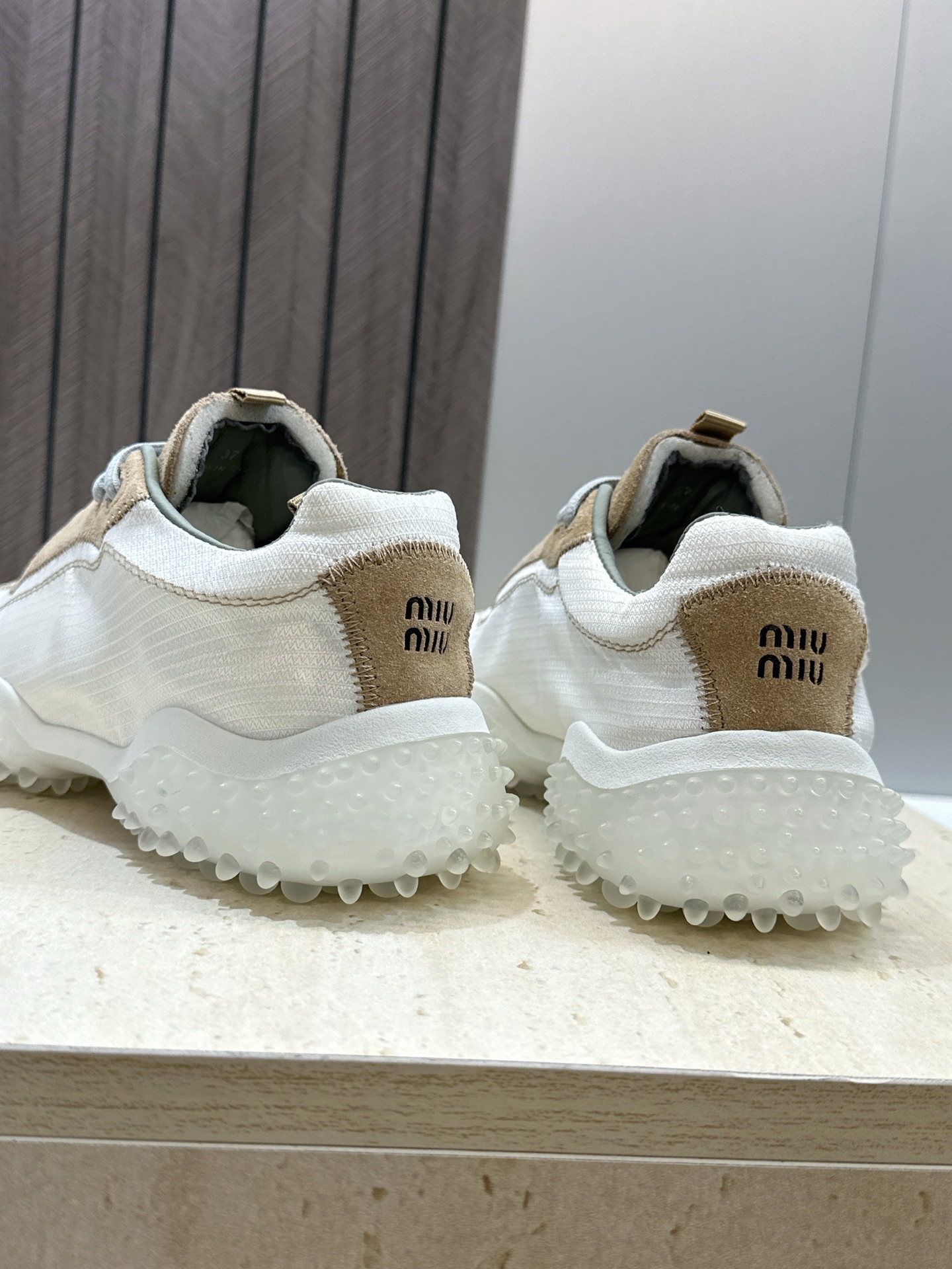 (配全套飞机盒) Miumiu 2026春夏新款时尚拼色休闲女鞋 缪缪字母logo厚底方头系带阿甘运动徳训跑鞋 材质:鞋