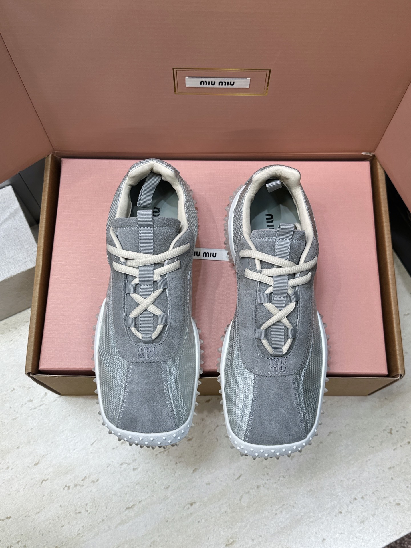 NO:921908,(With a complete set of airplane cases) Miumiu 2026 new spring and summer fashionable color-blocked casual women's shoes Miumiu letter logo thick-soled square-toe lace-up Forrest Gump sports running shoes Material: imported sheepskin upper/environmentally friendly breathable mesh cloth + water-dyed sheepskin lining + original open-molded anti-slip outsole  Size: 35-41 (40.41 customized, non-refundable), casual shoes/sports shoes, miumiu, sneakers, sheepskin, sheep19860909(配全套飞机盒) Miumiu 2026春夏新款时尚拼色休闲女鞋 缪缪字母logo厚底方头系带阿甘运动徳训跑鞋 材质:鞋面进口羊猄皮/环保透气网眼布+水染羊皮内里+原版开模防滑大底 Size:35-41(40.41定制不退换）,休闲鞋/运动鞋,miumiu,sneakers,sheepskin,sheep,Women's Shoes