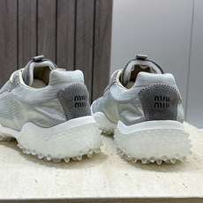 (配全套飞机盒) Miumiu 2026春夏新款时尚拼色休闲女鞋 缪缪字母logo厚底方头系带阿甘运动徳训跑鞋 材质:鞋 (配全套飞机盒) Miumiu 2026春夏新款时尚拼色休闲女鞋 缪缪字母logo厚底方头系带阿甘运动徳训跑鞋 材质:鞋