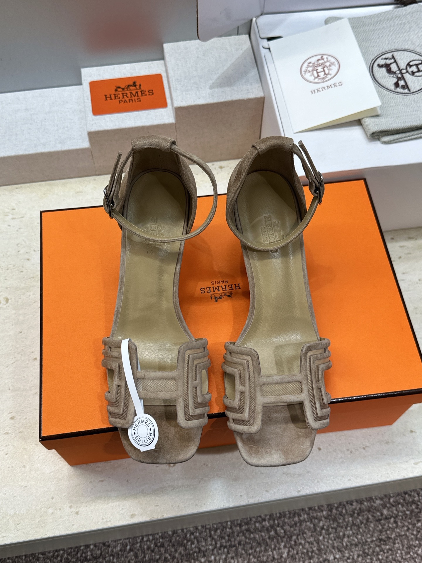 (配全套飞机盒) 莞产 代购级 爱马仕 Hermes 2026春夏新款经典系列新色Joy果冻色工字拖女鞋 H家字母lo (配全套飞机盒) 莞产 代购级 爱马仕 Hermes 2026春夏新款经典系列新色Joy果冻色工字拖女鞋 H家字母lo