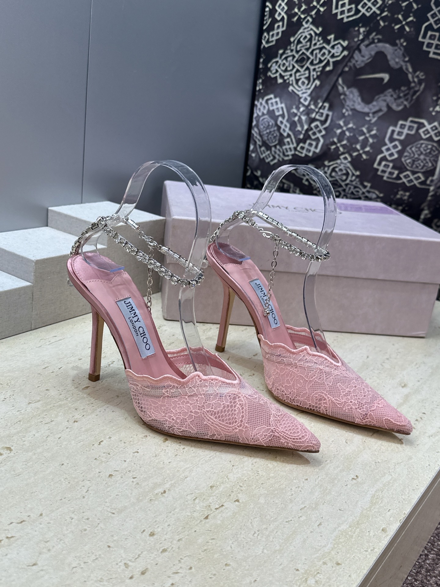 周仰杰Jimmy Choo 2026春夏新款水钻链条时尚女婚鞋 吉米周JC明星同款字母logo 五金扣高跟尖头串珠后空凉 周仰杰Jimmy Choo 2026春夏新款水钻链条时尚女婚鞋 吉米周JC明星同款字母logo 五金扣高跟尖头串珠后空凉