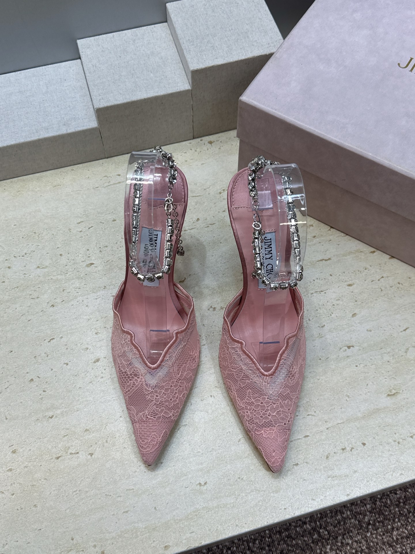 周仰杰Jimmy Choo 2026春夏新款水钻链条时尚女婚鞋 吉米周JC明星同款字母logo 五金扣高跟尖头串珠后空凉 周仰杰Jimmy Choo 2026春夏新款水钻链条时尚女婚鞋 吉米周JC明星同款字母logo 五金扣高跟尖头串珠后空凉