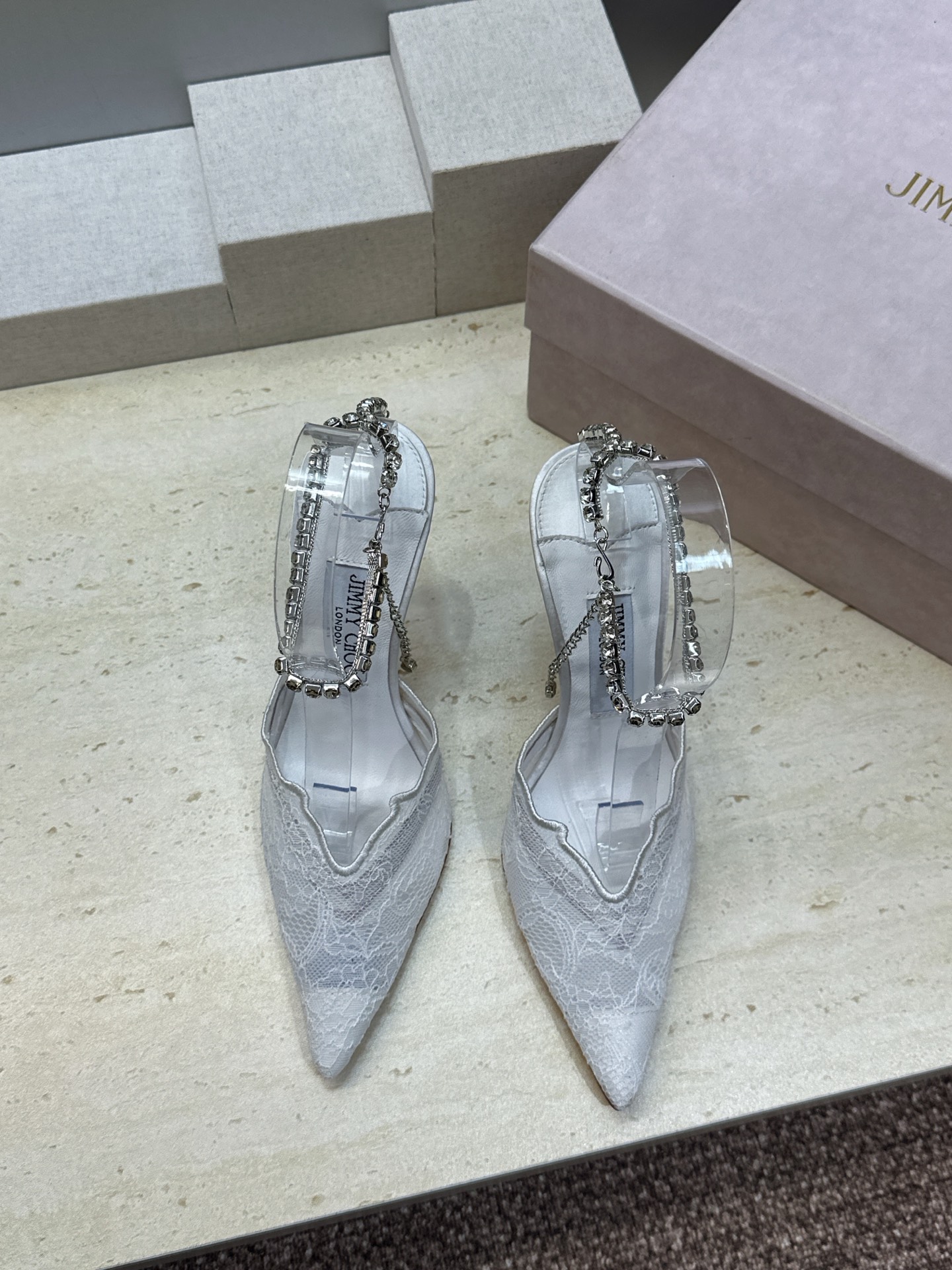 周仰杰Jimmy Choo 2026春夏新款水钻链条时尚女婚鞋 吉米周JC明星同款字母logo 五金扣高跟尖头串珠后空凉 周仰杰Jimmy Choo 2026春夏新款水钻链条时尚女婚鞋 吉米周JC明星同款字母logo 五金扣高跟尖头串珠后空凉