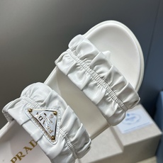 顶级版 PRADA 普拉达 2026春夏新款时尚厚底休闲女鞋 P家字母logo标志性徽章三角标五金扣圆头镂空露趾时尚沙滩 顶级版 PRADA 普拉达 2026春夏新款时尚厚底休闲女鞋 P家字母logo标志性徽章三角标五金扣圆头镂空露趾时尚沙滩