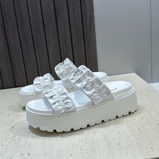 顶级版 PRADA 普拉达 2026春夏新款时尚厚底休闲女鞋 P家字母logo标志性徽章三角标五金扣圆头镂空露趾时尚沙滩 顶级版 PRADA 普拉达 2026春夏新款时尚厚底休闲女鞋 P家字母logo标志性徽章三角标五金扣圆头镂空露趾时尚沙滩
