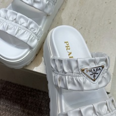 顶级版 PRADA 普拉达 2026春夏新款时尚厚底休闲女鞋 P家字母logo标志性徽章三角标五金扣圆头镂空露趾时尚沙滩 顶级版 PRADA 普拉达 2026春夏新款时尚厚底休闲女鞋 P家字母logo标志性徽章三角标五金扣圆头镂空露趾时尚沙滩