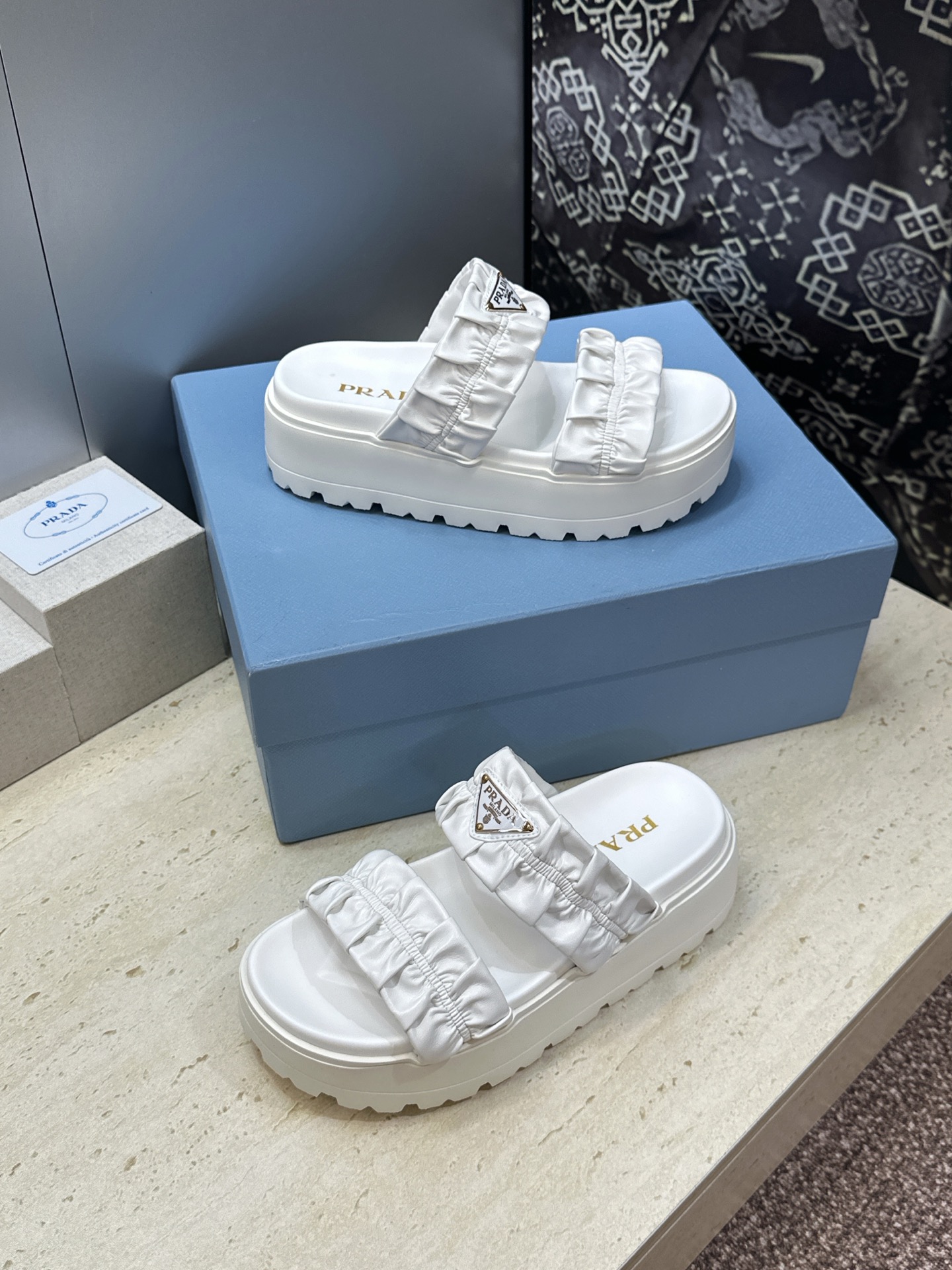 顶级版 PRADA 普拉达 2026春夏新款时尚厚底休闲女鞋 P家字母logo标志性徽章三角标五金扣圆头镂空露趾时尚沙滩 顶级版 PRADA 普拉达 2026春夏新款时尚厚底休闲女鞋 P家字母logo标志性徽章三角标五金扣圆头镂空露趾时尚沙滩