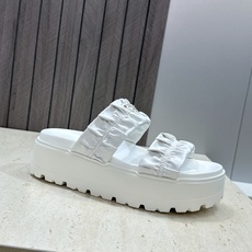 顶级版 PRADA 普拉达 2026春夏新款时尚厚底休闲女鞋 P家字母logo标志性徽章三角标五金扣圆头镂空露趾时尚沙滩 顶级版 PRADA 普拉达 2026春夏新款时尚厚底休闲女鞋 P家字母logo标志性徽章三角标五金扣圆头镂空露趾时尚沙滩