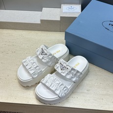 顶级版 PRADA 普拉达 2026春夏新款时尚厚底休闲女鞋 P家字母logo标志性徽章三角标五金扣圆头镂空露趾时尚沙滩 顶级版 PRADA 普拉达 2026春夏新款时尚厚底休闲女鞋 P家字母logo标志性徽章三角标五金扣圆头镂空露趾时尚沙滩