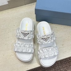 顶级版 PRADA 普拉达 2026春夏新款时尚厚底休闲女鞋 P家字母logo标志性徽章三角标五金扣圆头镂空露趾时尚沙滩 顶级版 PRADA 普拉达 2026春夏新款时尚厚底休闲女鞋 P家字母logo标志性徽章三角标五金扣圆头镂空露趾时尚沙滩
