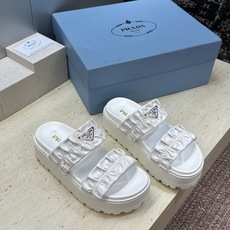 顶级版 PRADA 普拉达 2026春夏新款时尚厚底休闲女鞋 P家字母logo标志性徽章三角标五金扣圆头镂空露趾时尚沙滩 顶级版 PRADA 普拉达 2026春夏新款时尚厚底休闲女鞋 P家字母logo标志性徽章三角标五金扣圆头镂空露趾时尚沙滩