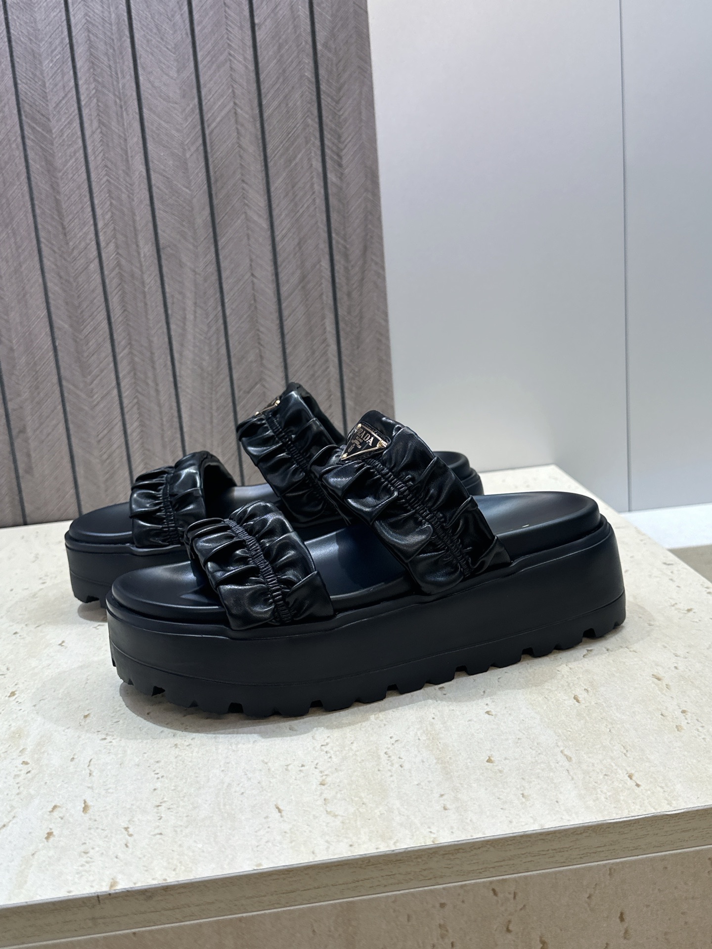 顶级版 PRADA 普拉达 2026春夏新款时尚厚底休闲女鞋 P家字母logo标志性徽章三角标五金扣圆头镂空露趾时尚沙滩 顶级版 PRADA 普拉达 2026春夏新款时尚厚底休闲女鞋 P家字母logo标志性徽章三角标五金扣圆头镂空露趾时尚沙滩