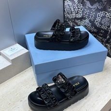 顶级版 PRADA 普拉达 2026春夏新款时尚厚底休闲女鞋 P家字母logo标志性徽章三角标五金扣圆头镂空露趾时尚沙滩 顶级版 PRADA 普拉达 2026春夏新款时尚厚底休闲女鞋 P家字母logo标志性徽章三角标五金扣圆头镂空露趾时尚沙滩