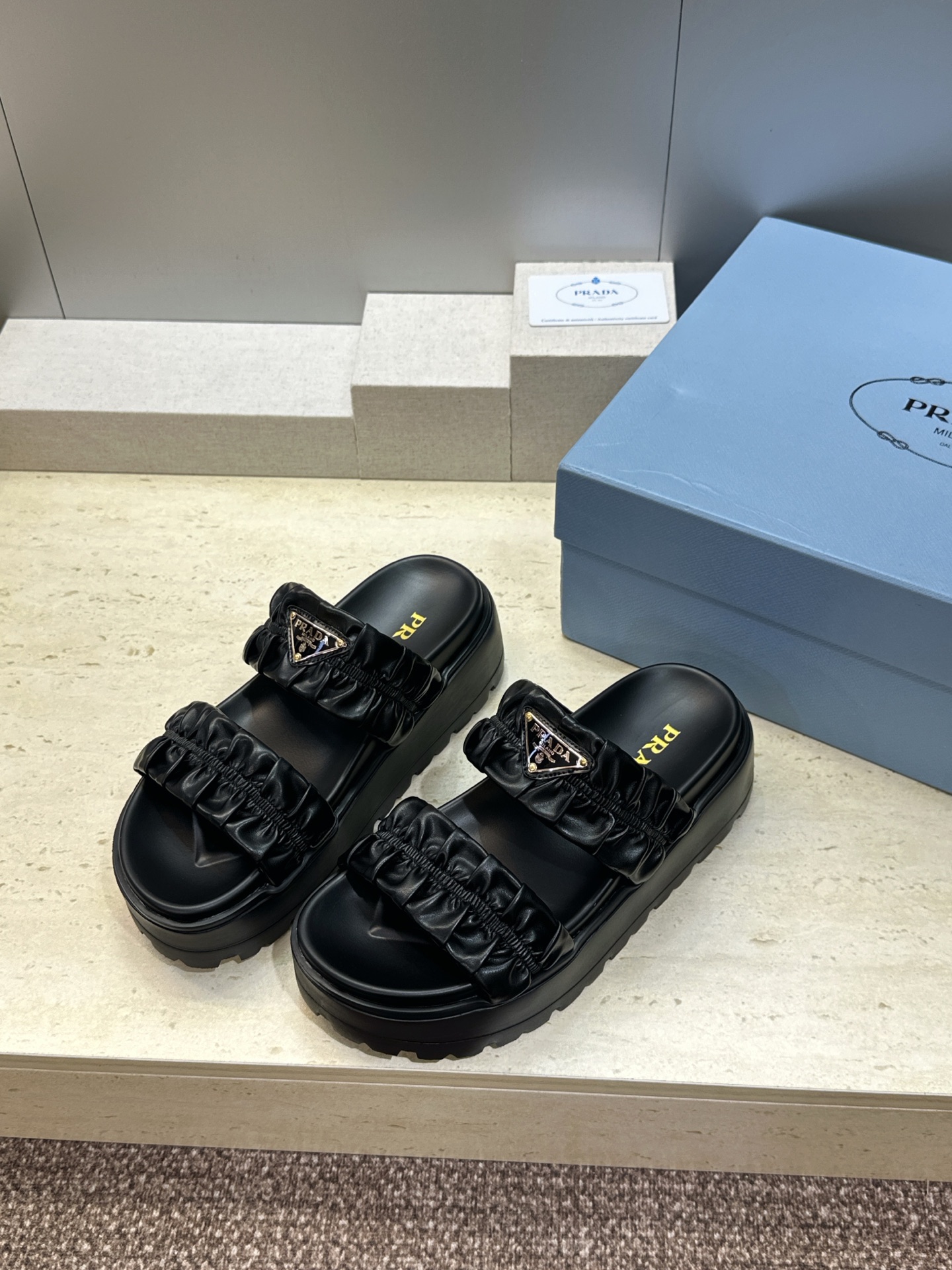 顶级版 PRADA 普拉达 2026春夏新款时尚厚底休闲女鞋 P家字母logo标志性徽章三角标五金扣圆头镂空露趾时尚沙滩 顶级版 PRADA 普拉达 2026春夏新款时尚厚底休闲女鞋 P家字母logo标志性徽章三角标五金扣圆头镂空露趾时尚沙滩